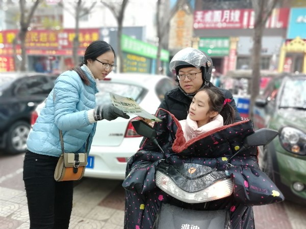 对市民进行宣传访谈_副本.jpg