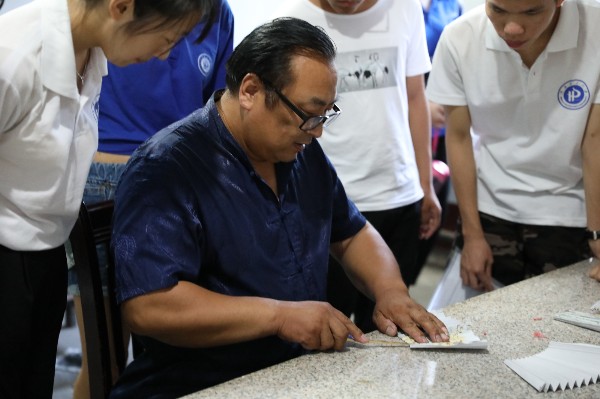2-刘栋梁演示竹扇制作过程_副本.jpg