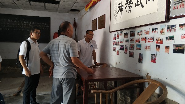 队员在传承人张祥义的带领下参观老武馆-孙晴晴_副本.jpg