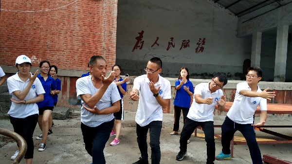队员在传承人张祥义先生的指导下学习小尚炮拳的的一招一式-孙晴晴 (2)_副本.jpg