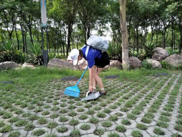 工商学院晨曦实践队举办龙源湖维洁活动 (4)周冬冬_副本.jpg