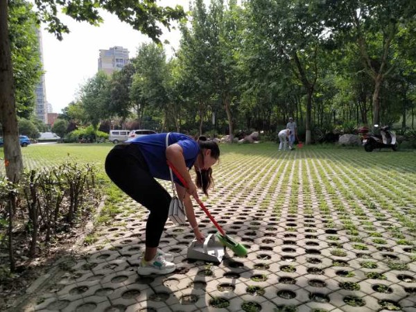 工商学院晨曦实践队举办龙源湖维洁活动 (1)周冬冬_副本.jpg