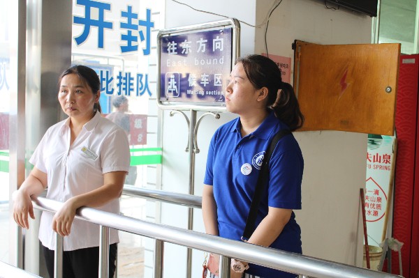 2018.7.18 客运总站 实践队人员在检票处引导乘客检票_副本.jpg