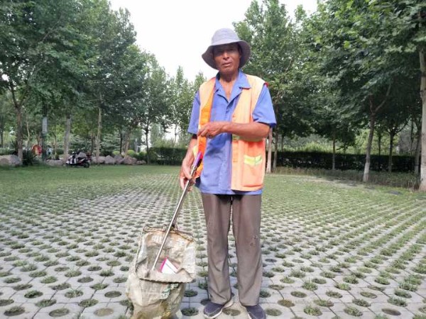 工商学院晨曦实践队举办龙源湖维洁活动 (3)周冬冬_副本.jpg