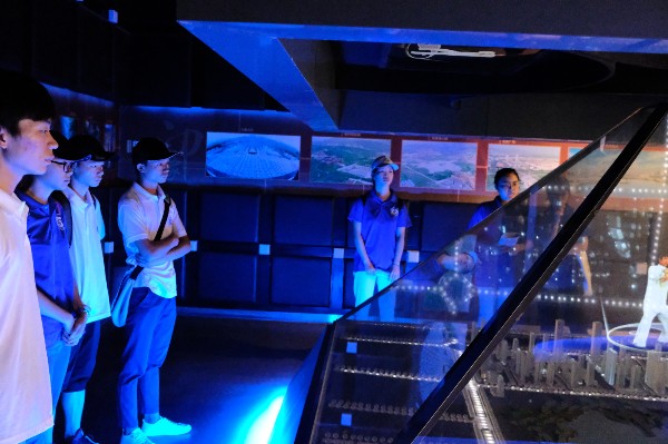 观看全息影像 蔡蓓蕾_副本.jpg