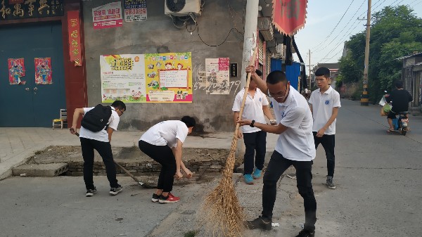 队员热火朝天的清理小尚村街道的垃圾-孙晴晴_副本.jpg