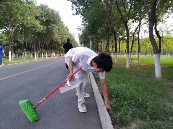 工商学院晨曦实践队举办龙源湖维洁活动 (2)周冬冬_副本.jpg