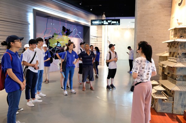 参观城市演变史展区 蔡蓓蕾_副本.jpg