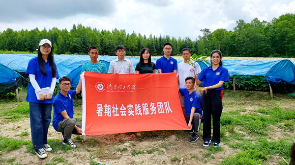 团队成员于团市委书记杜晓霞、乡党委副书记王家全、乡党委副书记王家全以及随队志愿者合影 摄影 林婷_副本.jpg