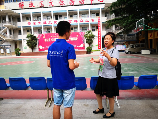实践队员询问老人在校学习状况_副本.jpg