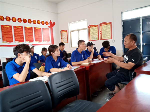 2019年7月16日北关庄村 向村委会了解闲置土地问题 罗艺卓摄_副本.jpg