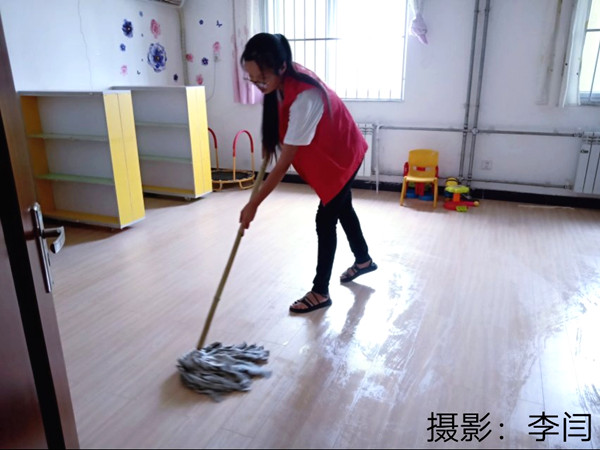 (第三分队队员清扫教室,进行扫尾工作)_副本.jpg