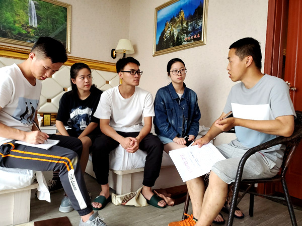 蚂蚁河乡随队志愿者与团队成员接洽工作 摄影 林婷_副本.jpg