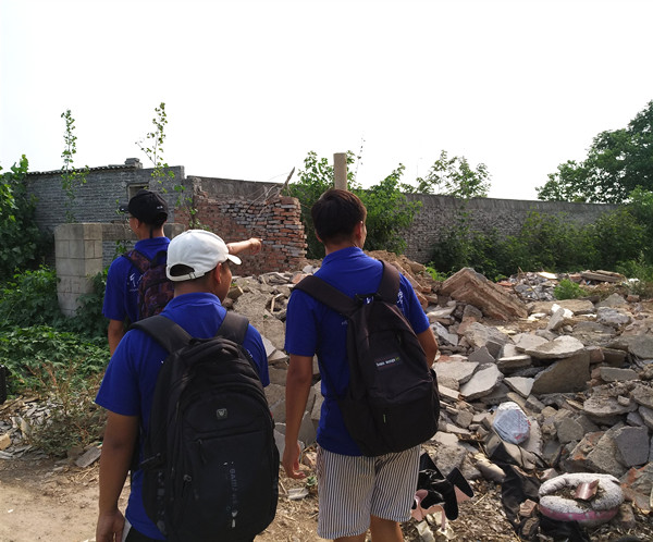 2019年7月18日宁郭镇东尚村 调研队员对荒废宅基地讨论 罗艺卓摄_副本.jpg