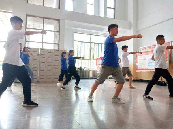 团队成员认真练习太极拳 摄影人:张晨静_副本.jpg