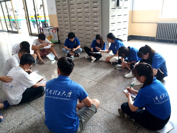 团队成员一起商讨活动流程 摄影人:夏怡_副本.jpg