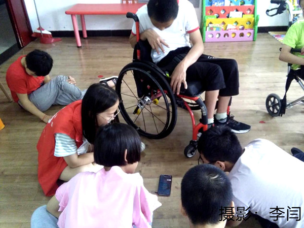 (队员和梦琳儿童家园的孩子们一起放歌并跟唱)_副本.jpg