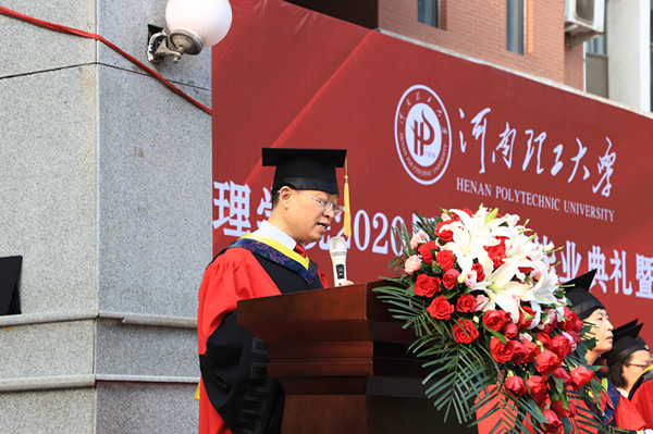 院党委副书记尚敏宣读文件_副本.jpg