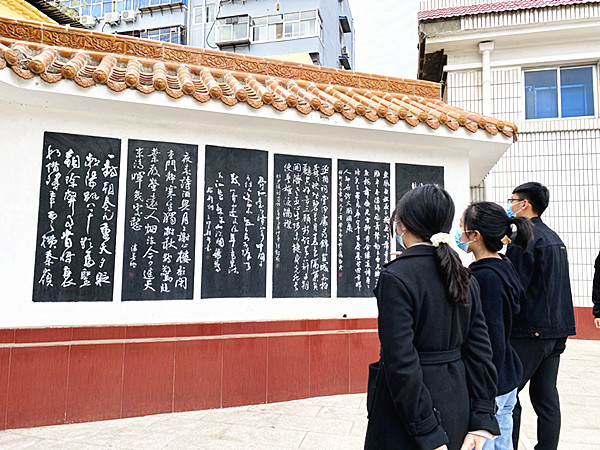 学生自由活动参观_副本.jpg