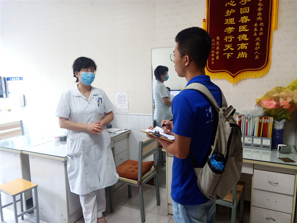实践队员在询问养老院对老人的护理状况+彭婷婷_副本.jpg