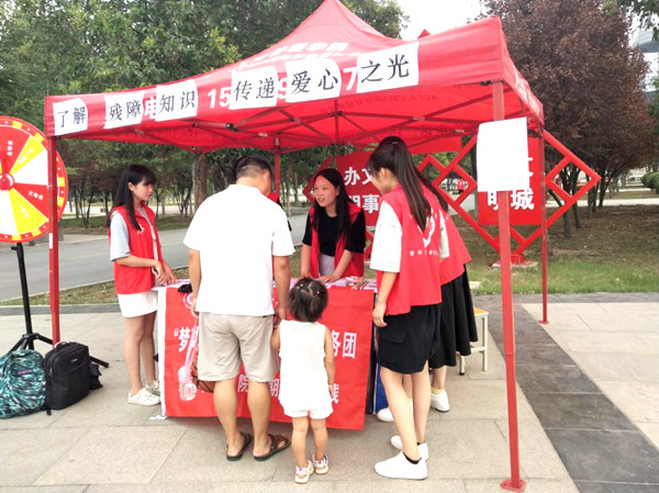 (一位家长前来了解折翼天使相关内容)_副本.jpg
