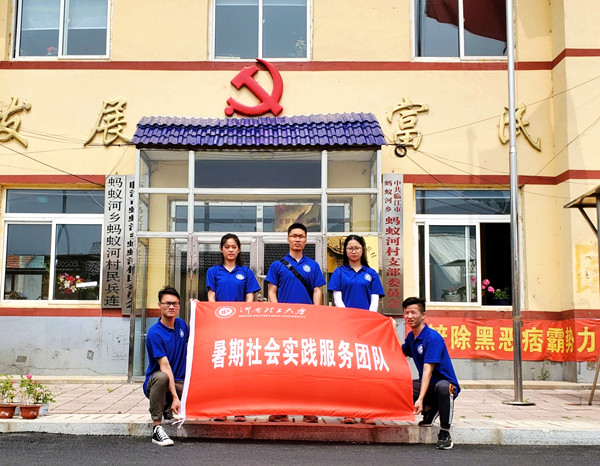 团队成员在蚂蚁河村的合影 摄影 林婷_副本.jpg