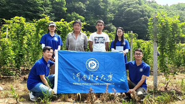 队员与当地种植五味子的农民合影 摄影 陈欢_副本.jpg