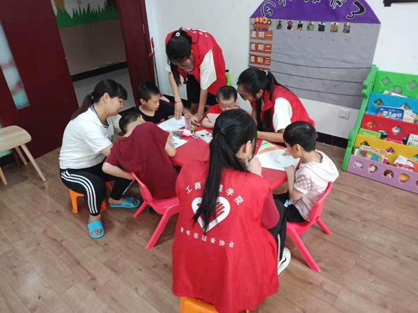 服务队员和孩子们一起剪纸、做游戏_副本.jpg