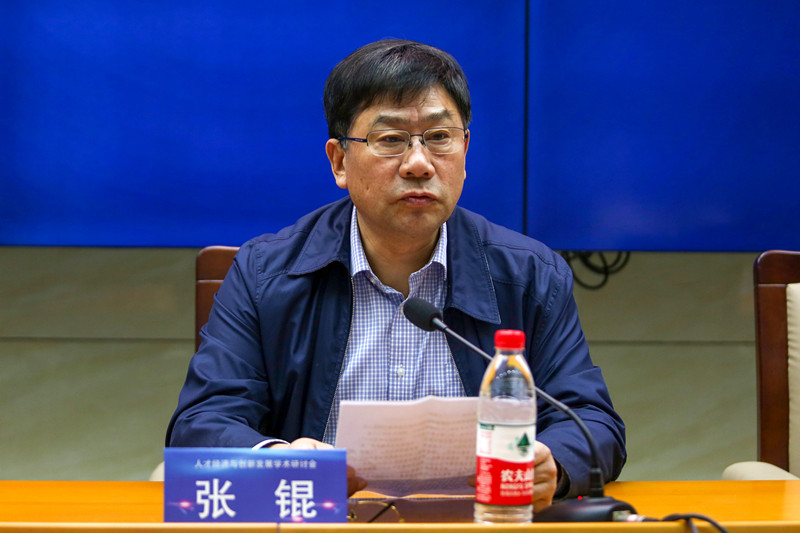 张校长副本.jpg