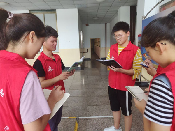 服务团成员在经管楼大厅开总结会_副本.jpg