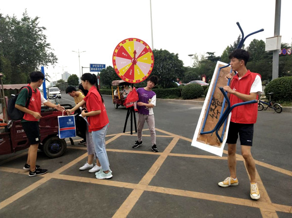 (队员们合力将所需物品搬至龙源湖公园)_副本.jpg