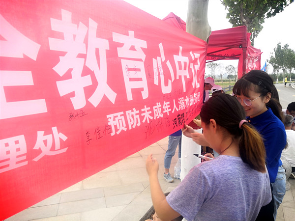 居民在大沙河签字仪式上签字 鲁宇_副本.jpg