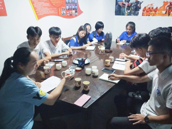 团队成员向律师了解与农药包装处理相关的法律_副本.jpg