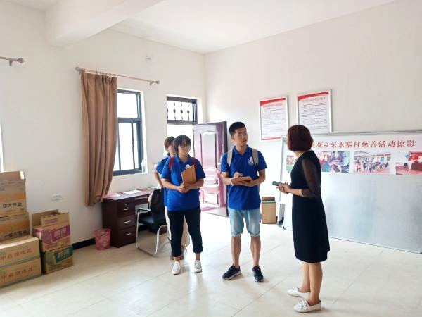 实践队员在了解幸福养老院的养老模式+彭婷婷_副本.jpg