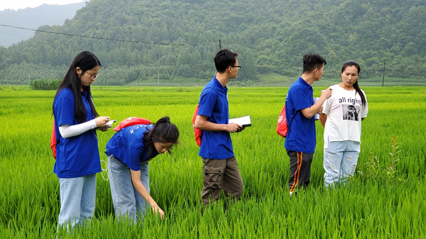 团队成员采访当地村民1 摄影 林婷_副本.jpg