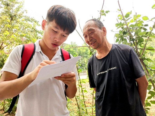 采访居民对农药包装废弃物的看法_副本.jpg