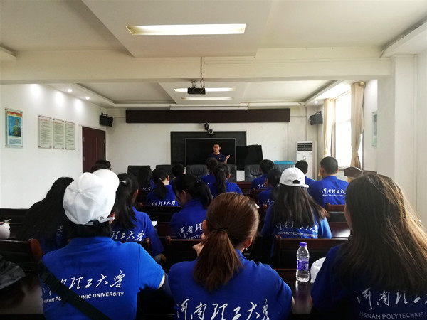 消防队员为团队讲解救援实例鲁宇_副本.jpg