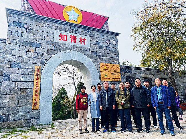工商系参观知青村1_副本.jpg