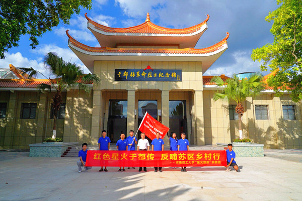 实践团赴革命烈士纪念馆学习_副本.jpg