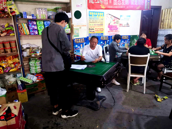 张同胜走访村民(张同胜)_副本.jpg