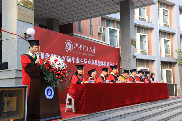 副院长刘战豫宣读文件_副本.jpg