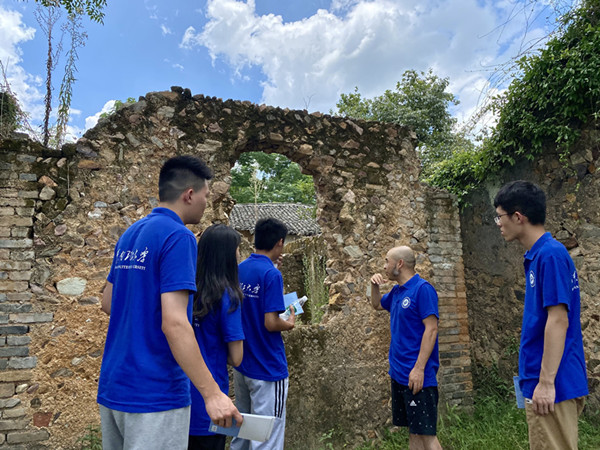 实践团参观寒信村古村落_副本.jpg