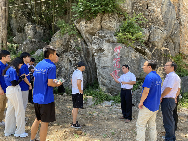 实践团赴竹篙寨参观考察_副本.jpg