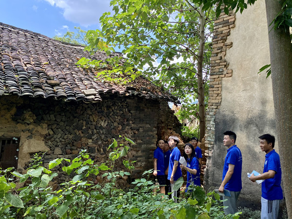 实践团成员考察寒信村古村落_副本.jpg