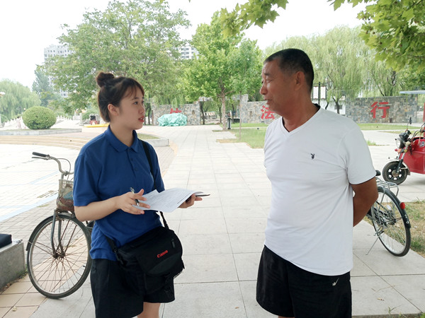 团队成员与市民交谈 陈新茹 (2)_副本.jpg