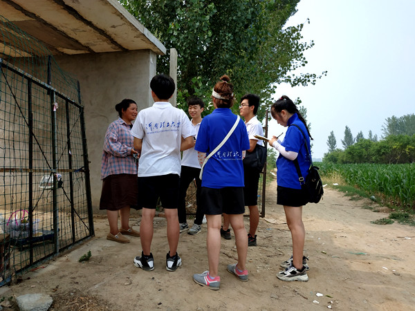 与村民交谈 陈新茹_副本.jpg