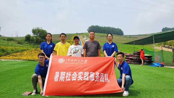 团队成员与邱家岗书记史玉平、村委会工作人员苗香合影 摄影 陈欢_副本.jpg