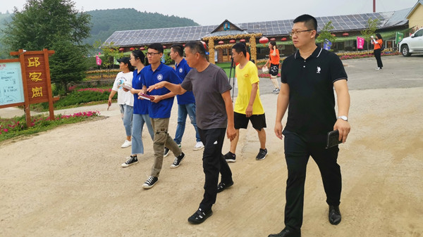 团队成员参观邱家岗村 摄影 陈欢_副本.jpg