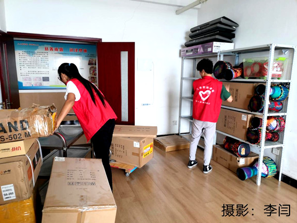 (队员在整理和搬迁教室的音乐器材)_副本.jpg