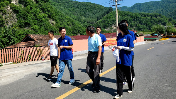 团队成员在书记的带领下参观小湖村 摄影 陈欢_副本.jpg